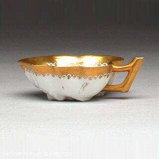 Leaf-shaped condiment dish with bird design