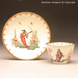 Teabowl and saucer with chinoiseries