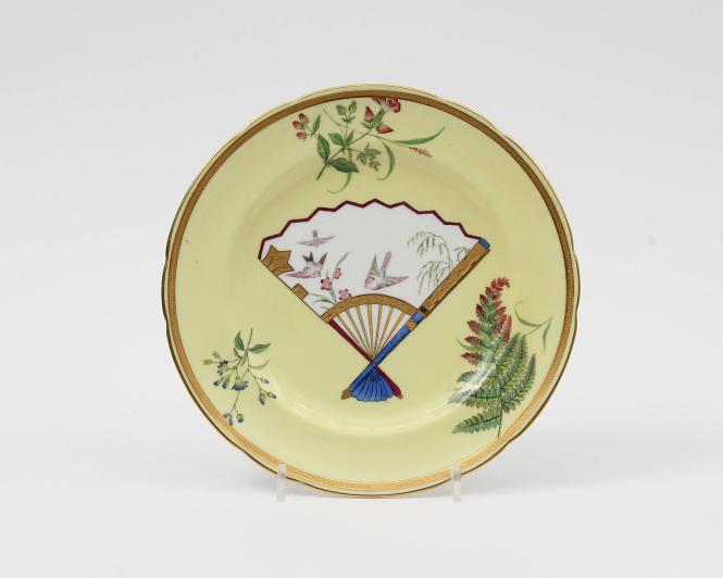 Plate with printed Japonesque design