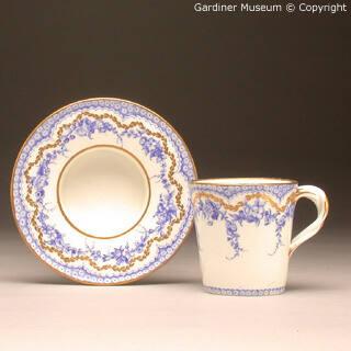 Cup and trembleuse saucer (gobelet et soucoupe "enfoncé")