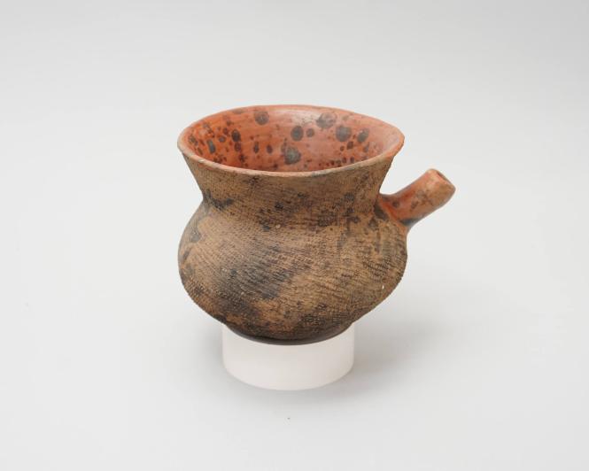 Pot with handle