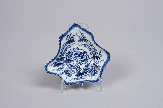Set of Three Leaf-shaped pickled Dishes