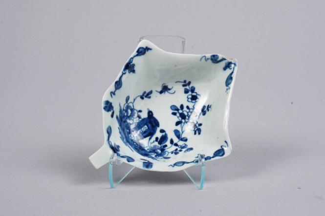 Ivy Leaf Pickle Dish with Two Peony Rock Bird Pattern