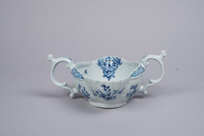 Double-handled sauceboat