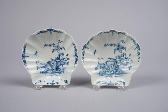 Pair of Shell-shaped Dishes with Two Peony Rock Bird Pattern