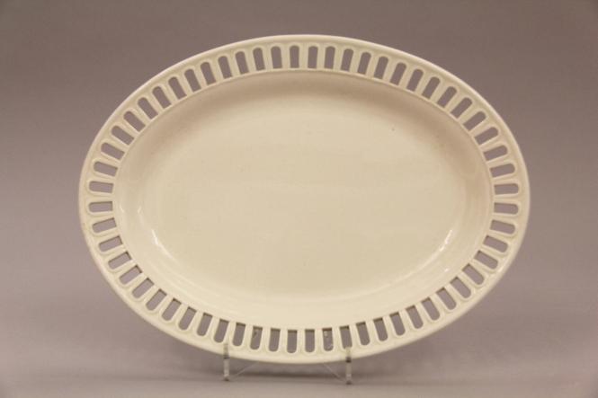 Oval platter with reticulated border