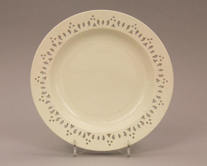 Plate with reticulated border