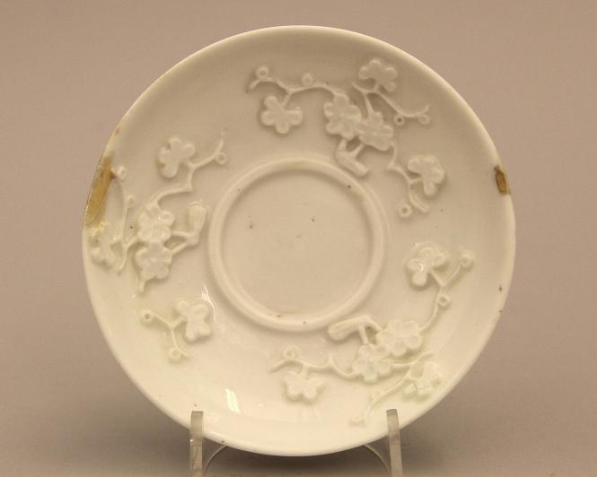 Tembleuse saucer with moulded prunus pattern