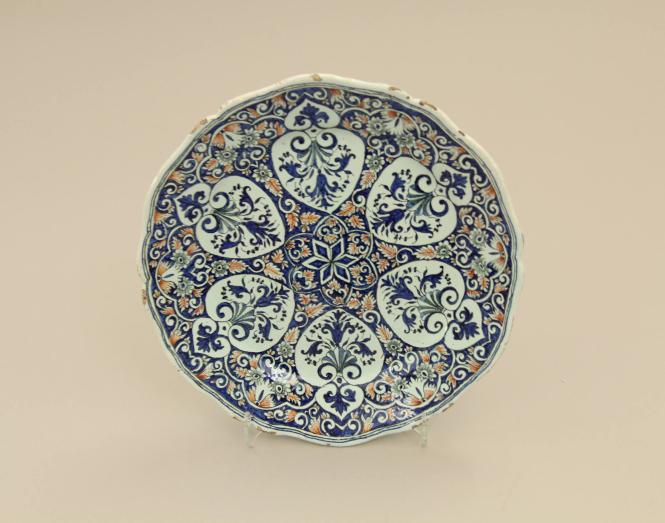 Lobed faience plate