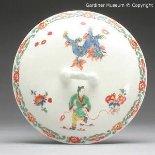 Tureen cover with Kakiemon-type pattern